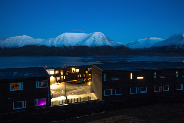 Longyearbyen i mørketid. Foto: Yngve Vogt/UiO
