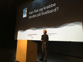 Gerd Kristoffensen fra Råfisklaget drøftet de juridiske spørsmålene rundt fiskemottak på Svalbard. 