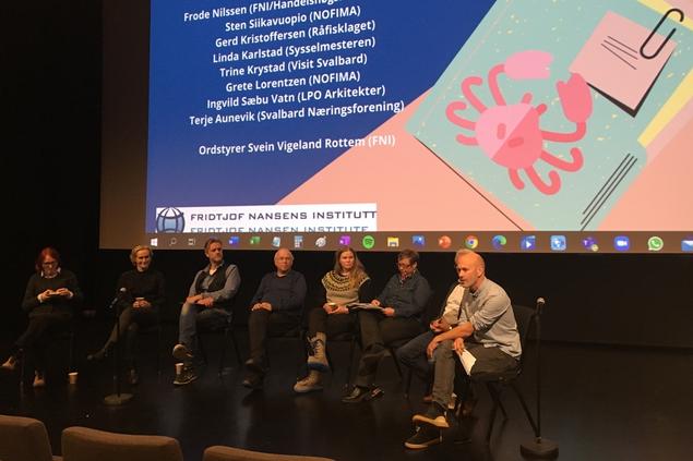 FNI-forsker Svein V. Rottem ledet diskusjonen mellom de inviterte innlederne og salen. Foto: Anna Valberg/FNI