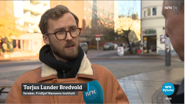 Torjus Bredvold blir intervjuet på Dagsrevyen. Bilde tatt ute i bymiljøet i Oslo. Skjermdump fra NRK. 