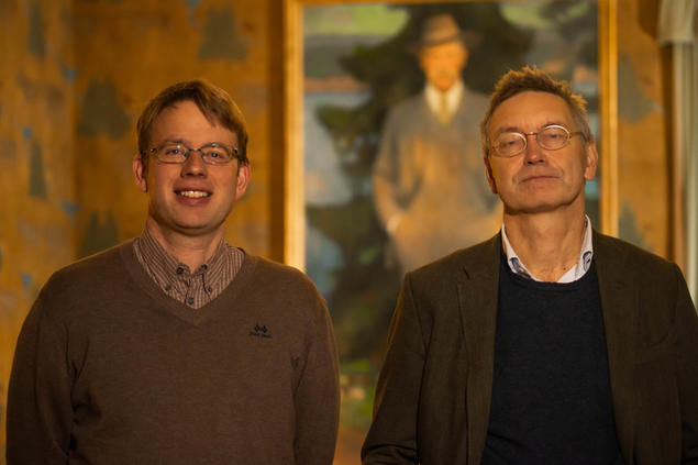 Neumann og Gulbrandsen på en bakgrunn av stjerner. Foto: Jan D. Sørensen/FNI 