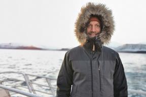 Østhagen i Arktis - godt pakket inn i vinterjakke med pels rundt ansiktet. 