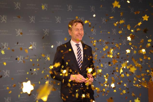 Olje- og energiminister Terje Aasland jubler i konfetti 