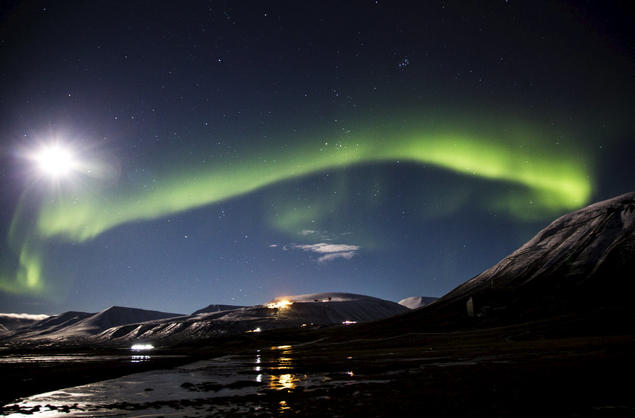 Svalbard in the dark: northern lights and full moon above EISCAT in the heart of Adventsdalen. Foto: UiO/Yngve Vogt. 