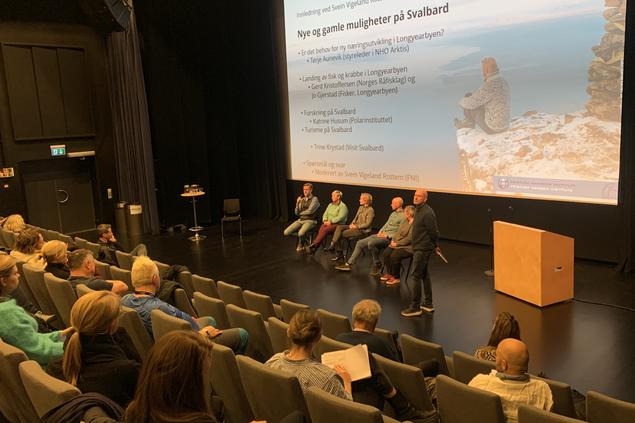 Et panel av lokale eksperter delte sin kunnskap og diskuterte med publikum under dialogmøtet i Longyearbyen kulturhus. 