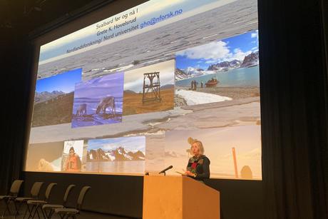 Professor Grete Hovelsrud fra Nordlandsforskning/Nord universitet skapte god stemning da hun mimret om hvordan det var å jobbe på Svalbard for 40 år siden. 