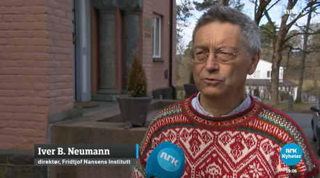 Iver B. Neumann blir intervjuet utenfor Polhøgda. Faksimile NRK