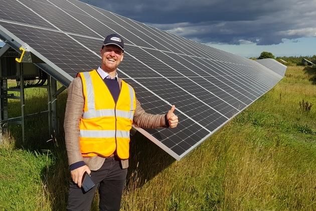 Seniorforsker Tor Håkon Inderberg foran solcelleanlegg. Foto: Per Gunnar Røe