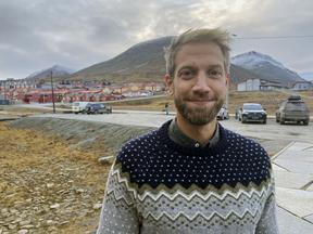 FNI's Andreas Østhagen in Svalbard. Photo: Thomas Nilsen.