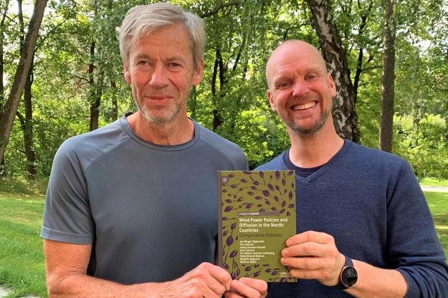 FNI research professors Jon Birger Skjærseth and Tor Håkon J. Inderberg are releasing a new book. Photo: Anna Valberg/FNI.