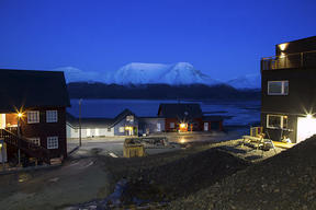 Longyearbyen i skumring. Foto: Yngve Vogt/Apollon