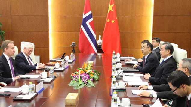 Foreign Minister Børge Brende in a meeting with the Chinese Foreign Minister, Wang Yi (third from the right) in connection with the normalisation of diplomatic relations between Norway and China. Photo: Frode Overland Andersen, Ministry of Foreign Affairs