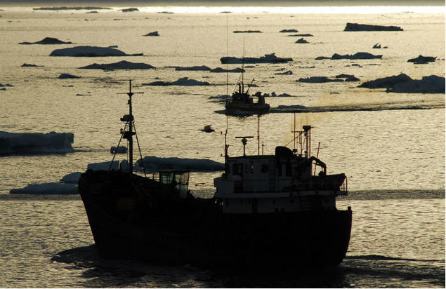 Fiskebåt utenfor Grønland. Foto: Peter Prokosch, Grid Arendal